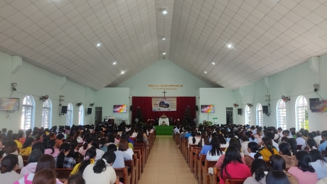 Nŭih tĭng chroh ta Lâm Đồng vơt Noel ueh lăng