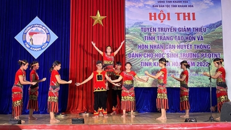 Lâh 300 học sinh acoon coh tỉnh Khánh Hòa bơơn xay moon pháp luật dăh pa xiêr đhr’năng tr’bơơn tr’pay tơợ p’niên k’tứi