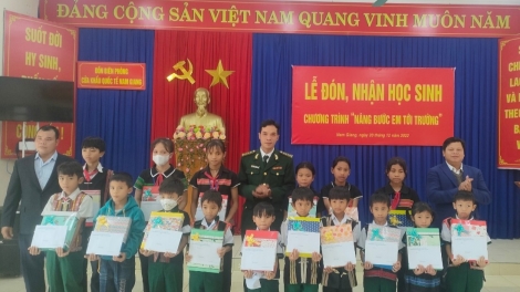 Đơp zooi băn 16 học sinh âng bh’rợ xa nay “ Ha dưr bhr’dzang dzung ađhi tươc trường”