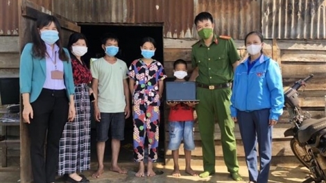 Dăk Lăk: 14 rbô nơm măy tíñ ƀảng geh jàu kơnòm bơsram in tàm broă lơh “Gùng internet mờ măy tíñ ai oh in” 