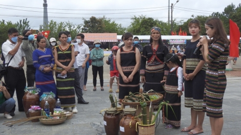 MAI KON TUM MA-IN MAIN RAYA TET DI PALEI