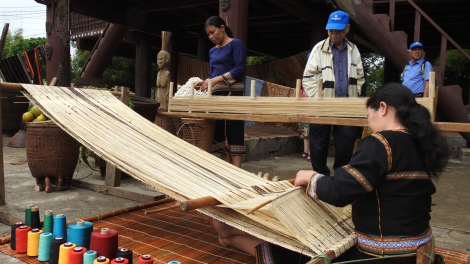 Troh a Kon Tum hơniâp ro Têt a pơlê