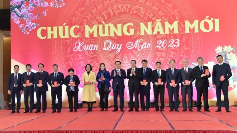 Kruanh Quốc hội Vương Đình Huệ mâp măt ăp Đại biểu Quốc hội rnâng kan ta Trung ương