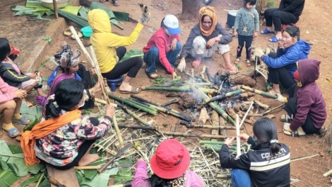 Bhui har Tết cha a’vị t’mêê cóh vel Kon H’ring