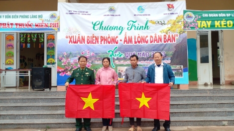 Bộ đội Biên phòng đơơng Tết tước đhanuôr k’noong k’tiếc 