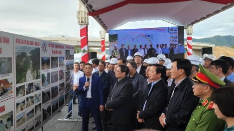 Thủ tướng Phạm Minh Chính dăr lăng, athei jang mă ‘lơ̆ng tơdrong jang pơm trong gre Nha Trang - Cam Lâm