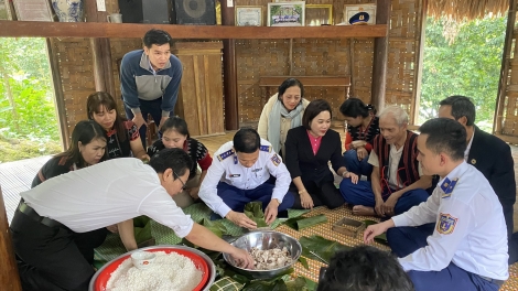 Tệêm ngăn “Ha pruốt ca noong k’tiếc- Tết hải đảo” đhị chr’val Kà Dăng, chr’hoong Đông Giang