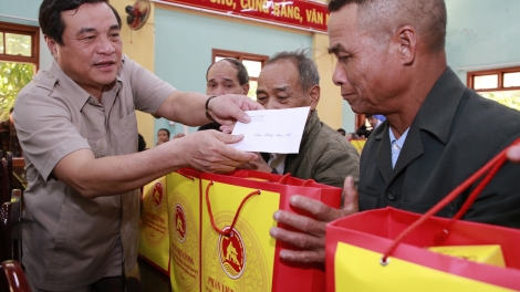 Bí thư Tỉnh ủy Quảng Nam Phan Việt Cường lưm, cher pr’hêl Tết đoọng ha pêê t’cooh bhươl, ma nuyh bấc ngai chăp, pr’loọng lưm k’đhap đha rựt đhị Nam Trà My