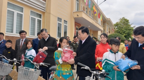 Chủ tịch Quốc hội Vương Đình Huệ pâh bh’rợ xa nay “Tết cr’er” đhị Lào Cai