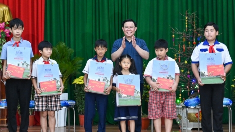 Chủ tịch Quốc hội Vương Đình Huệ lưm cher đoọng hun pr’hêl Tết đhị tỉnh An Giang