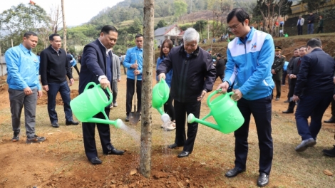 Chủ tịch UBMTTQ Việt Nam Đỗ Văn Chiến pâh bhiệc bhan k’đươi Tết choh n’loong “Tất lang hay tước Ava Hồ” ha pruốt Quý Mão 2023