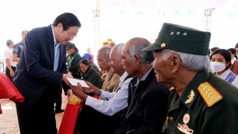 Pôa Phan Đình Trạc lăm pôu ƀă diâp kơxuô tơmeăm Têt a Lâm Đồng