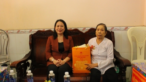 Phó Chủ tịch nước Võ Thị Ánh Xuân cher pr’hêl pr’loọng đha rựt, công nhân lâng p’niên lưm k’đhap  k’ra đhị tỉnh Hậu Giang