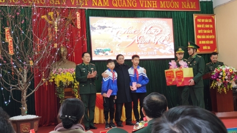 Thủ tướng Phạm Minh Chính hơnh déh Tết đhanuôr, chiến sĩ tỉnh Cao Bằng