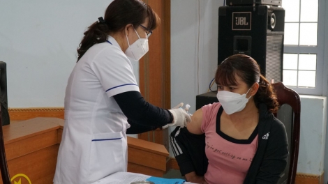 Xay bhrợ bh’rợ tiêm vaccine cha groong bạch hầu