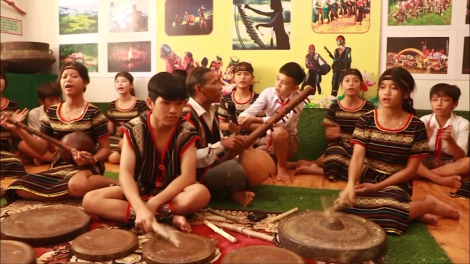 Djă bong bơngă bơngoai brơi jua mơñi hơmâo hmư̆ na nao pơ kual čư̆ siăng