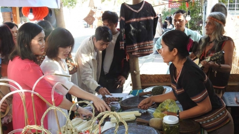 Hơvơn akŏm đei jê̆ 150 tơmam xa kăp gĭt Kon Tum