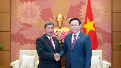 Khua bruă kƀĭn ala Vương Đình Huệ tŭ drong K’iăng khua bruă kƀĭn ala Lào 