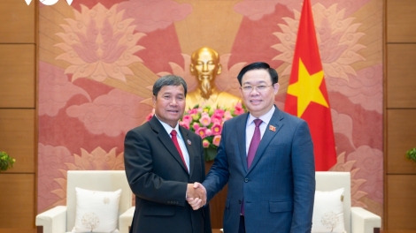  Chủ tịch Quốc hội Vương Đình Huệ tr’lum lâng Phó Chủ tịch Quốc hội Lào