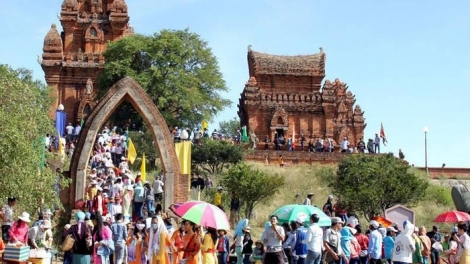 LANGYAH ASAL SAONG JALAN PANDAR DOM BAOH PANUAC: "LỄ", " HỘI", " DALAM SAP CAM