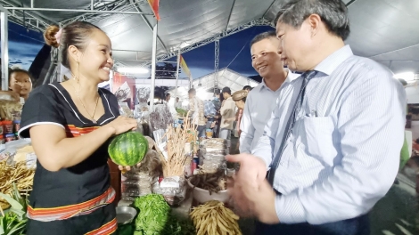 Nam Giang: Bhrợ g’luh chợ ha dum chr’noh chr’bêệt, chr’na đha năh