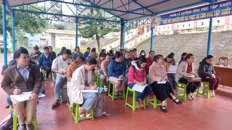 Nam Giang: Tập huấn pa choom bh’rợ t’bil lơi đhr’năng căh n’năl chữ cr’chăl I ha cán bộ k’đhơợng lêy pazêng trường Tiểu học