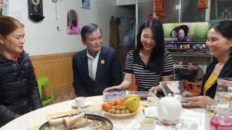 ĐƠC BHA AR XRẶ, PÂN ĐIL SINH VIÊN LƯỚT BỘ ĐỘI