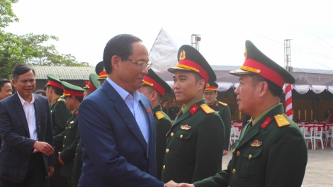 Phó Chủ tịch Quốc hội Trần Quang Phương lướt lum lêy lâng bhrợ bhiệc lâng Binh đoàn 12- Tổng Công ty xây dựng Trường Sơn