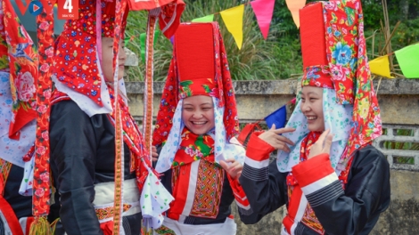 C’leh liêm la lay coh chợ phiên zr’lụ da ding ca coong Bình Liêu