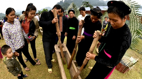 Rộn ràng hội giã cốm ở Tuyên Quang