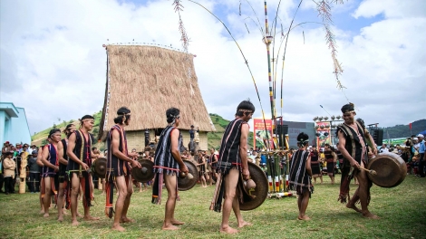 Pó pôi tá loi pơchâu (Không mê tín dị đoan)