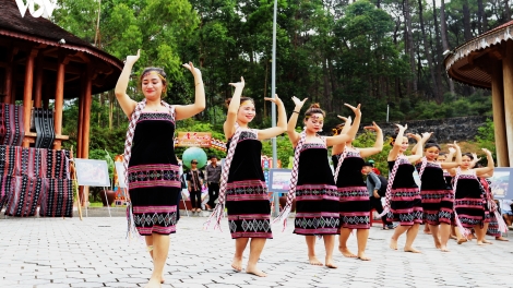 A Lưới zư lêy văn hoá ty chr’nắp tơợ trường học