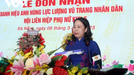 Phó Chủ tịch nước Võ Thị Ánh Xuân đoọng ch’ner Anh hùng Lực lượng vũ trang Nhân dân đoọng ha Hội Liên hiệp pân đil Quân khu 5