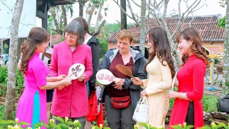 Hội LHPN Điện Bàn k’đươi bhrợ bh’rợ “1.000 áo dài đoọng ha pân đil lưm tr’mung zr’nắh k’đhạp”