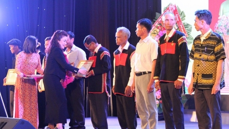 Cau geh bơngă pin dờn kòn cau Rơđê ai tơnggŏ gơnoar broă gơ wèt mờ ƀòn lơgar