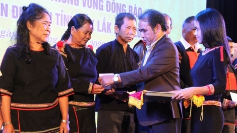 Ma nuyh Êđê bấc ngai chăp ơy pa căh c’rơ  bh’rợ âng đay cơnh lâng đhanuôr