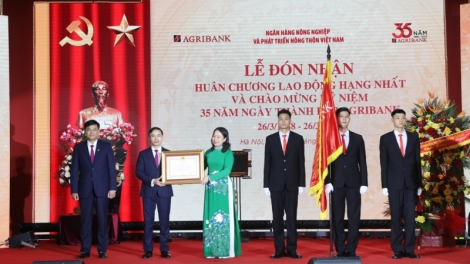 Phó Chủ tịch nước Võ Thị Ánh Xuân pazao đoọng Huân chương Lao động hạng Nhất đoọng ha Agribank