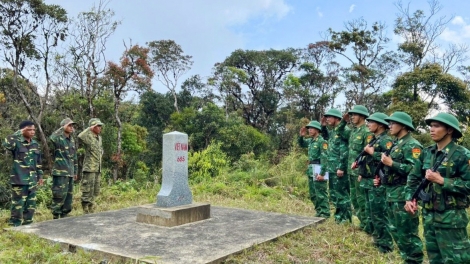 Cha mêệt lêy mị đăh c’lâng ca noong k’tiếc Việt Nam - Lào