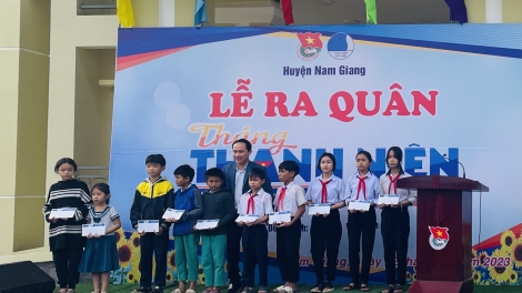 Pr’châc p’niên Nam Giang lươt l’lăm bh’rợ chuyển đổi số 