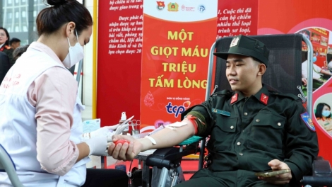 Kwang àng Làng bol mờ 6 jơnau Bác Hồ bơto