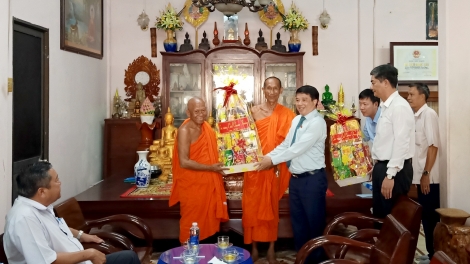 Mpồl duh broă Jơi bơtiàn kòn cau Quôk hội mờ Ủy ƀan Jơi bơtiàn kòn cau còp, gờm chờ sa tềp Chôl Chnăm Thmây làng bol bol kòn cau Khmer dê càr Trà Vinh 