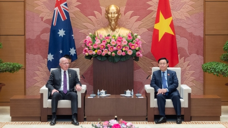 Kruanh Quốc hội Vương Đình Huệ tâm nchră lĕ rngôch nău dơi kan David Hurley.