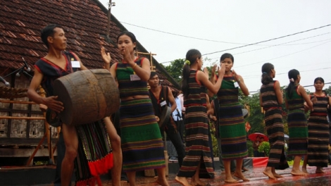 Ơ amai kăn ƀô̆ (Hỡi chị cán bộ Cách mạng)