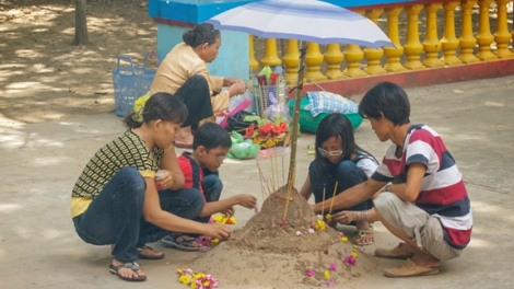 ADAT NGAK CEIK CUAH TUK TẾT CHÔL CHNĂM THMÂY DI URANG KHMER