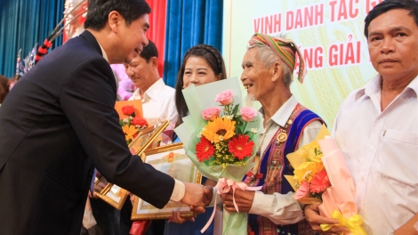 Bình Định: Chăp hơnh nghệ nhân, văn nghệ sĩ vêy bâc râu chroi đoọng coh bh’rợ C’kir Văn hóa phi vật thể