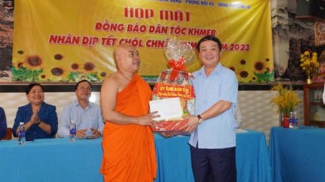 Bộ trưởng Hầu A Lềnh lưm, hơnh déh Tết Chôl Chnăm Thmây đhị TP.HCM