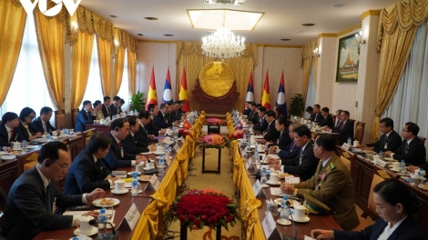 Kơdră teh đak bơ̆n Võ Văn Thưởng pơma đam hăm ƀok Tổng Bí thư, Kơdră teh đak Lào