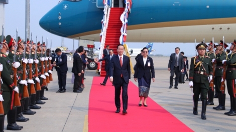 Kơdră chĕp pơgơ̆r Teh đak Võ Văn Thưởng năm tơ̆ Vientiane, iung năm tơmang teh đak Lào