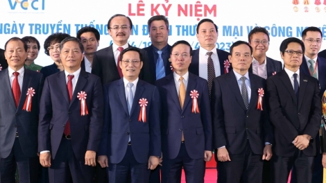 Kruanh dak râng lễ nkah ndray 60 năm Nar way ơm Liên đoàn Thương mại  n’hanh  Công nghiệp Việt Nam