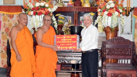 Chủ tịch Ủy ban Trung ương MTTQ Việt Nam Đỗ Văn Chiến hơnh deh Tết Chol Chnam Thmay đhị tỉnh Bạc Liêu